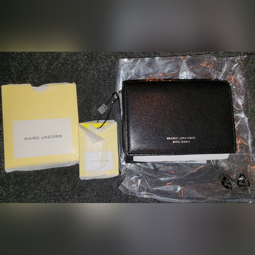 NEW Marc Jacobs The Slim 84 Medium Trifold Wallet